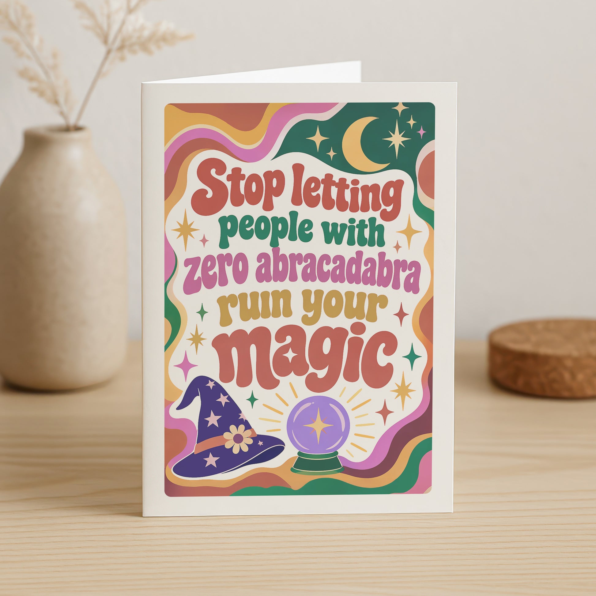 Farverigt dobbeltkort i 70'er retrostil med teksten Stop letting people with zero abracadabra ruin your magic samt krystalkugle, stjerner og heksehat.