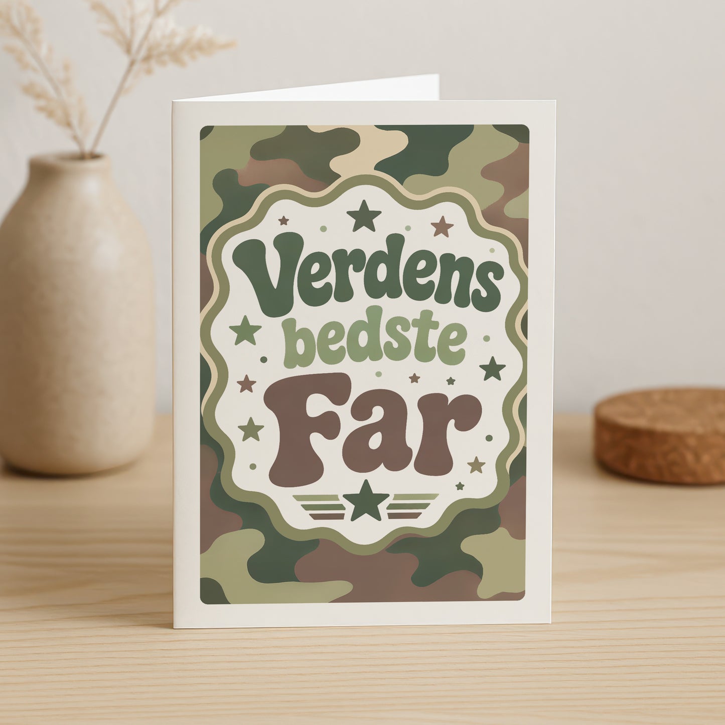 Dobbeltkort i retro stil til Verdens bedste Far med grønt camouflage-mønster og stjerner.