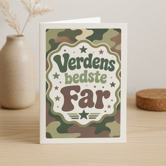 Dobbeltkort i retro stil til Verdens bedste Far med grønt camouflage-mønster og stjerner.