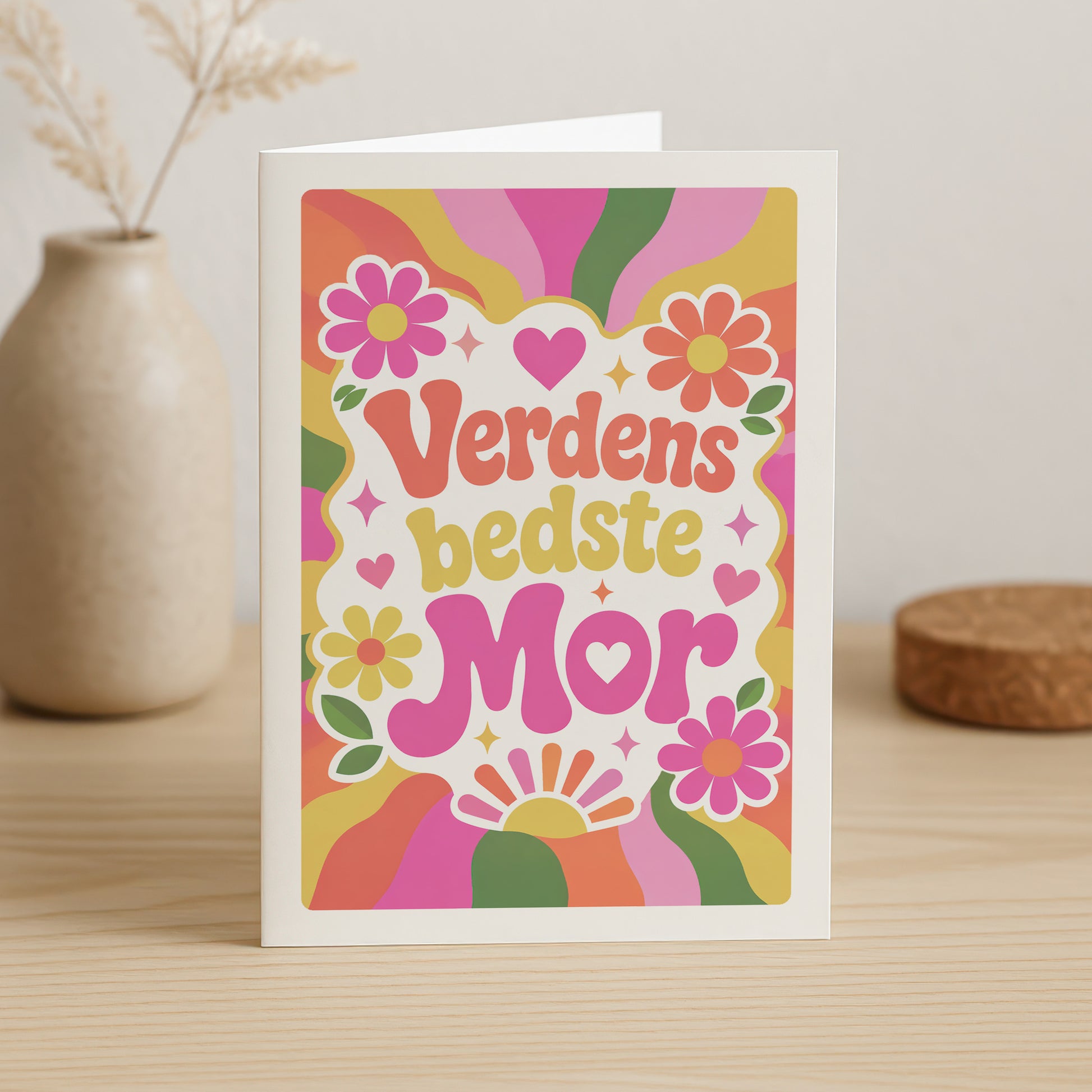 Farverigt dobbeltkort i 70'er retrostil med teksten Verdens bedste Mor, blomster og bølgede mønstre.